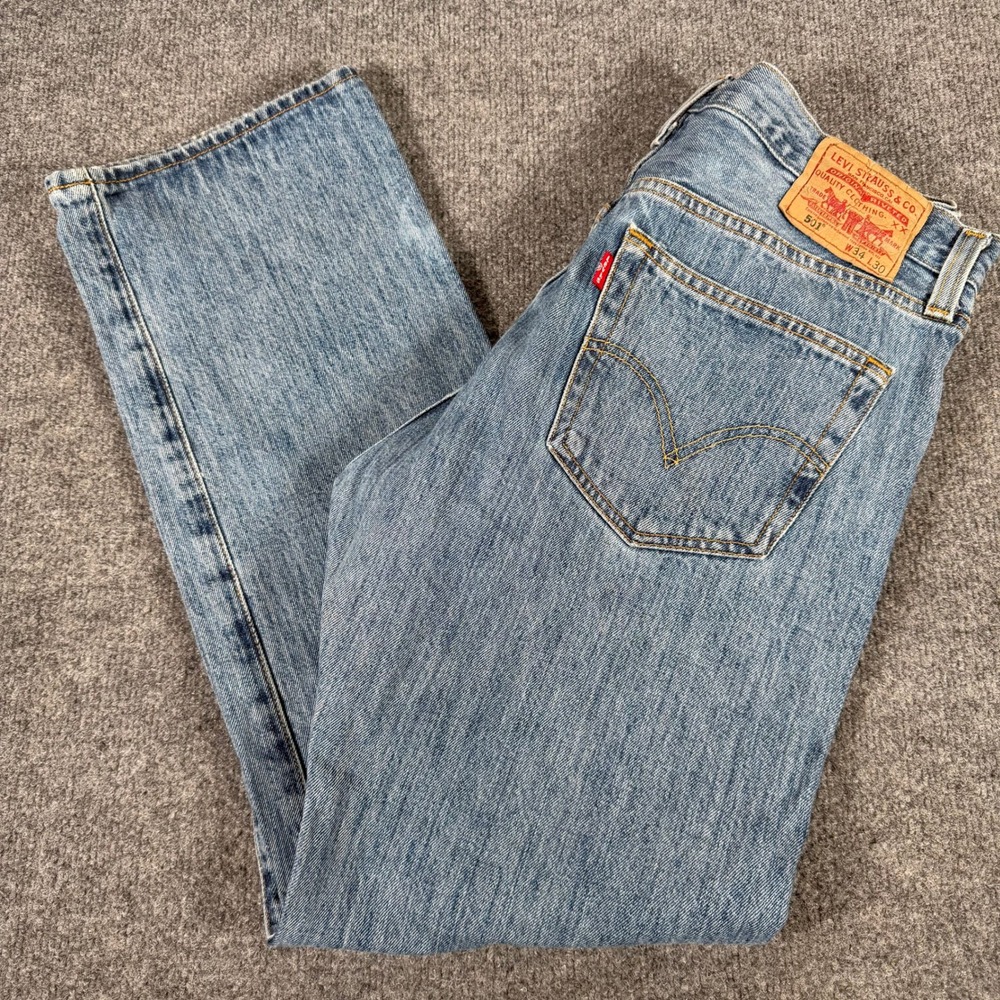Levis 501 Original Fit Jeans Mens W34 L30 Light Wash Blue Denim Button Fly #4510